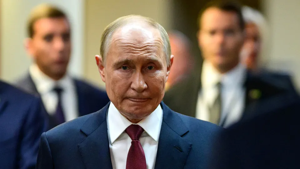После ударов по нефтяному терминалу в Туапсе над Черноморским побережьем России растянулся ядовитый смог и начались «нефтяные дожди», но власти на федеральном уровне избегают публичного обсуждения последствий ЧП.