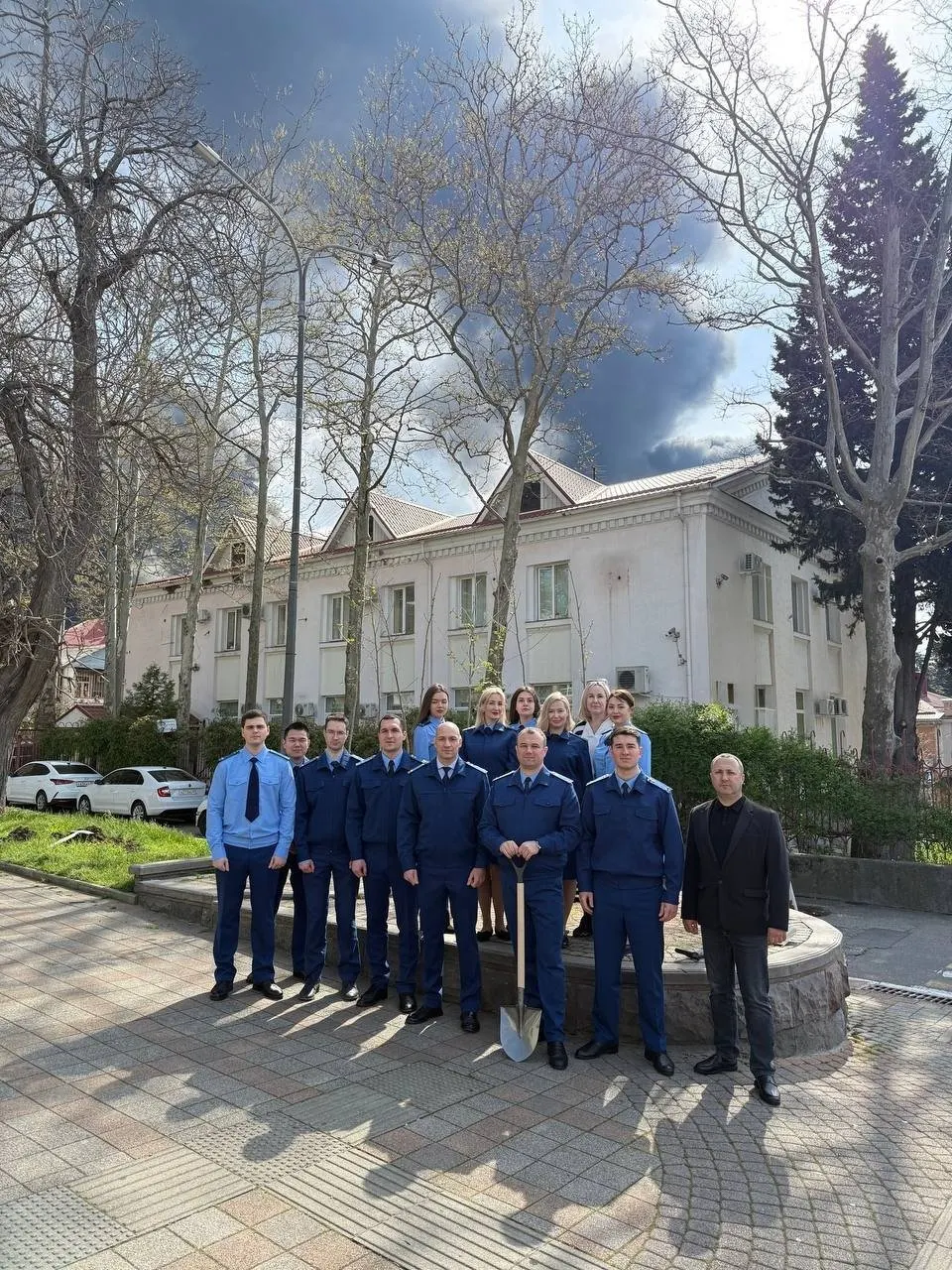 В Туапсе сотрудники надзорных органов высадили саженцы в рамках акции по озеленению к 9 Мая и отчитались о «бережном отношении к зеленому наследию», позируя на фото на фоне столба дыма от многодневного пожара в морском терминале.