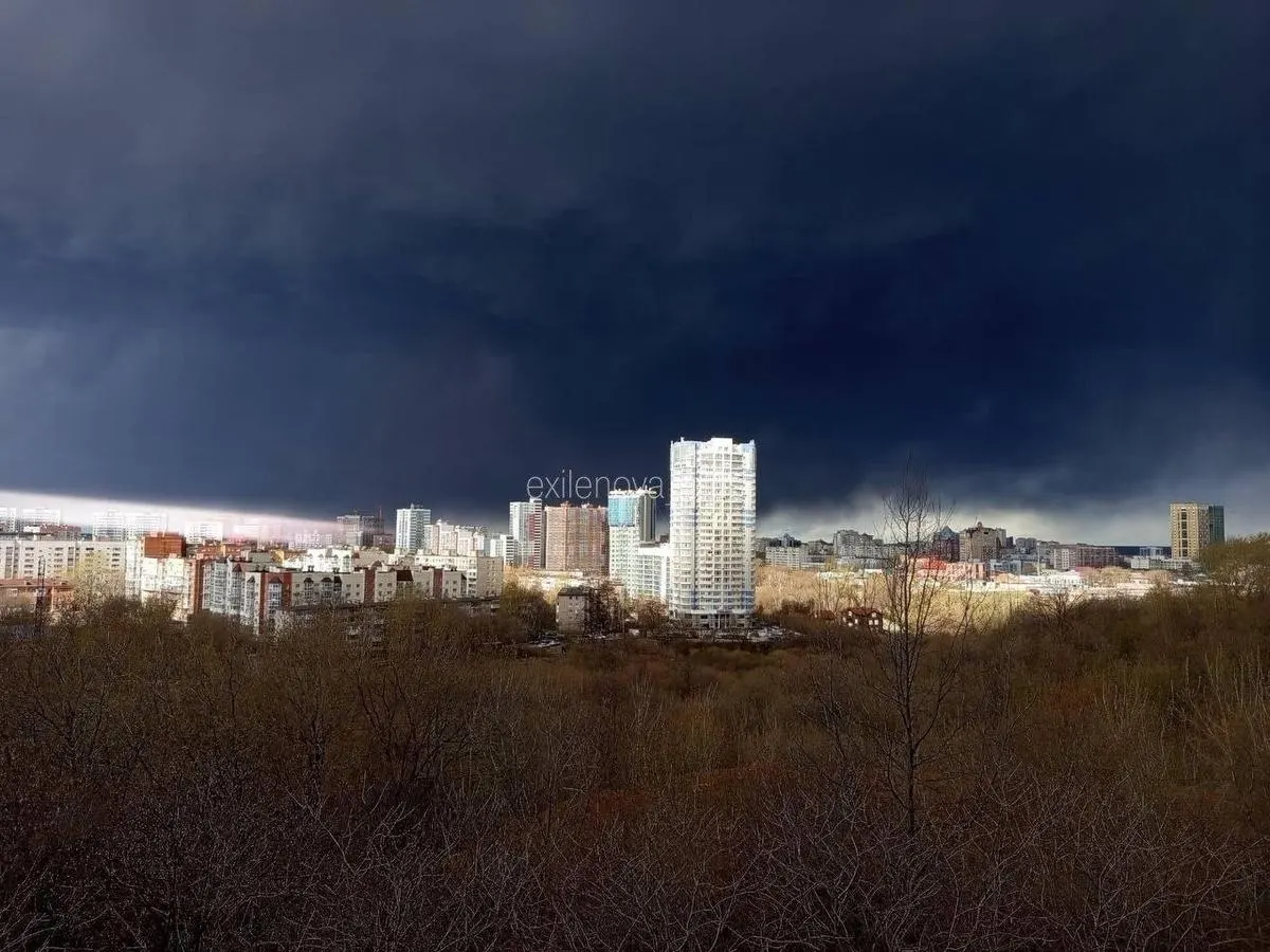 Ночью 29 апреля в Пермском муниципальном округе беспилотники поразили одну из промышленных площадок. Произошло возгорание, работников эвакуировали; жители отмечают черный дым и пятна на вещах после дождя.