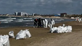 У берега Туапсе в Черном море образовалось крупное нефтяное пятно после атаки беспилотников, разлив локализуют с помощью бонов и нефтемусоросборщиков, параллельно продолжается тушение пожара на морском терминале и контроль качества воздуха.