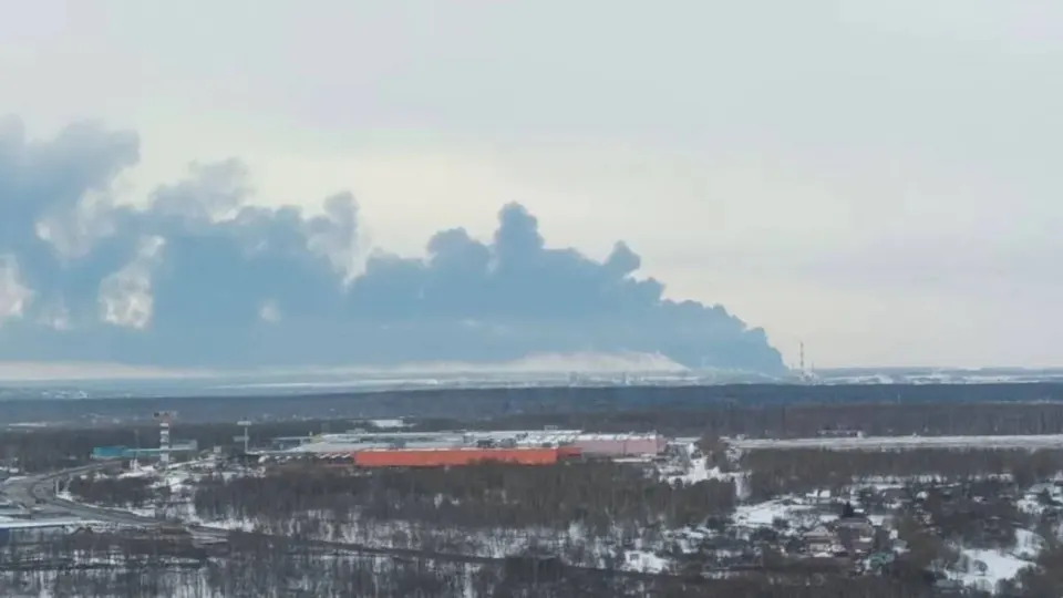 В результате атаки беспилотников загорелась нефтеперекачивающая станция в Нижегородской области, через которую нефть идет на экспорт и на крупные НПЗ, а на Черноморском побережье продолжают фиксировать последствия крупного разлива нефти у Туапсе.
