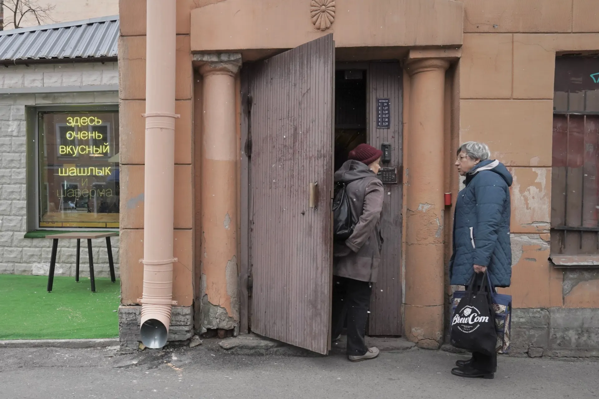 Краткий обзор главных событий: статистика по ДТП в Петербурге, смертельные происшествия, расширение перечня профессий для альтернативной службы, удары и последствия, а также спор вокруг уборки мазута на пляжах.