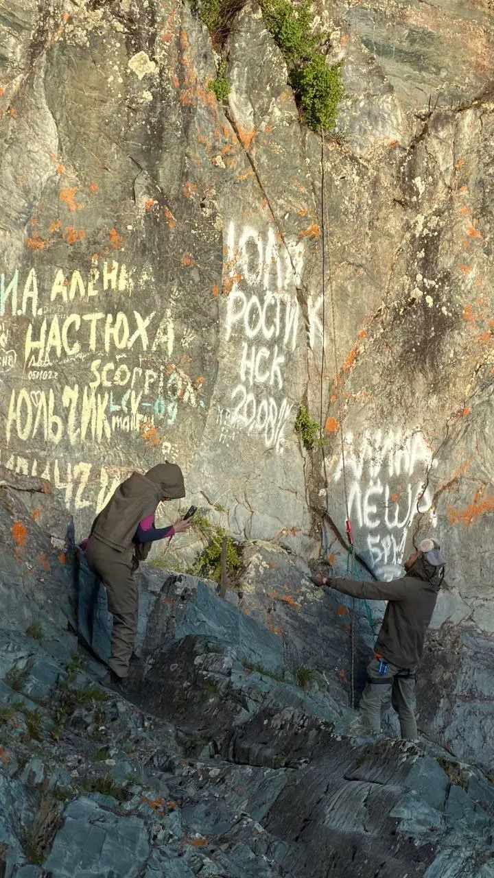 В Чемальском районе восстановили природный вид скального массива «Зубы Дракона»: волонтёры и участники инициативы удалили вандальные надписи и привели локацию в порядок.