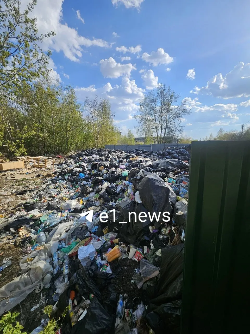 На парковочной площадке на улице Толедова с осени 2025 года свозят бытовой мусор: жители жалуются на запах, крыс и отсутствие реакции властей.