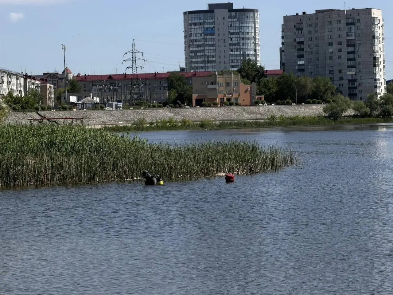 К открытию купального сезона водолазы расчистили пляжи и водоёмы: убрали коряги, битое стекло и пластиковые бутылки, а также выровняли опасные ямы на дне.