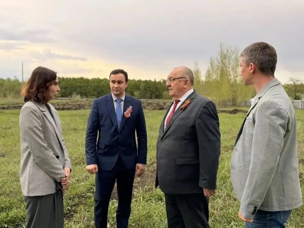 8 мая мэр сообщил о выборе участка с плодородной почвой и начале подготовительных работ: в питомнике будут выращивать кустарники и быстрорастущие породы деревьев.