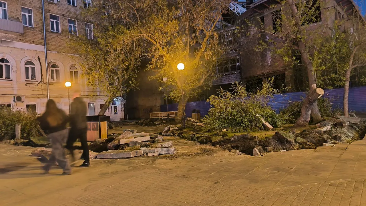 15 мая в районе Покровского собора срубили ряд деревьев; городские службы объясняют это их аварийностью и планируют посадить крупномерные деревья, кустарники и многолетники в рамках благоустройства.