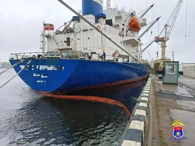 Во время бункеровки у причала судостроительного завода в Санкт-Петербурге произошёл разлив топлива: часть вытекающего топлива попала на верхнюю палубу и между бортом судна и причалом. Линейный отдел МВД на водном транспорте начал проверку, информацию направили в соответствующие службы.