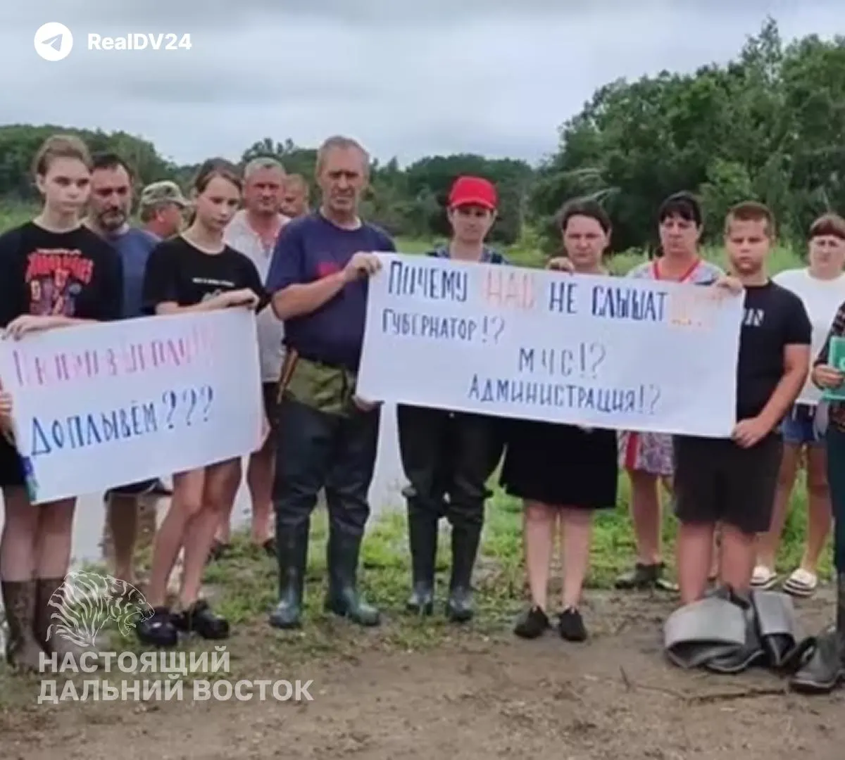 Жители округа собирали более 2,5 тысячи подписей за отставку главы после разрушительных паводков, но депутаты единогласно подтвердили его на новый срок; активисты продолжают жалобы в вышестоящие инстанции.