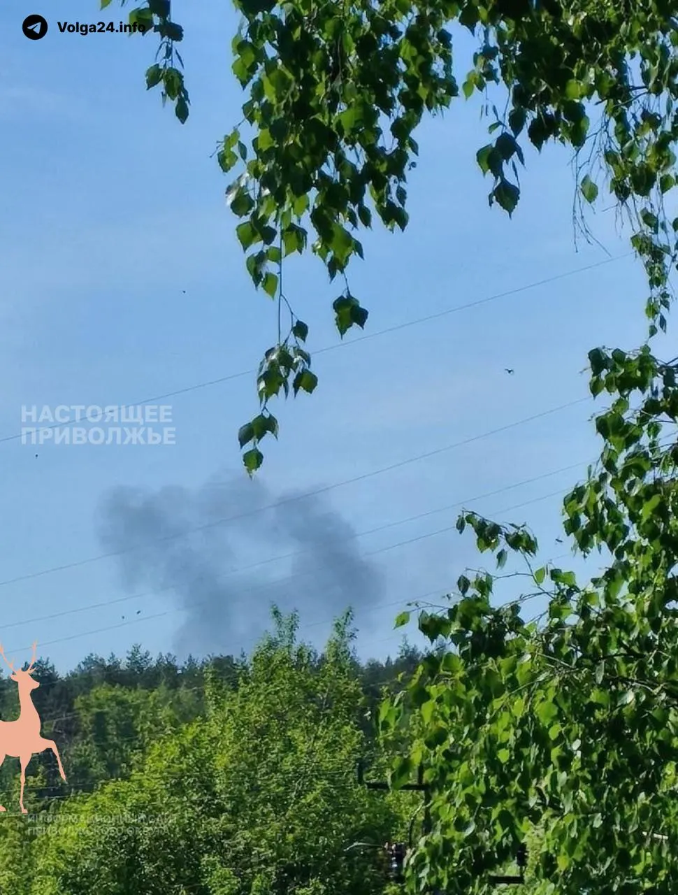 Жители Кстова сообщают о серии громких взрывов и черном дыме в районе НПЗ; шум слышали даже в Нижнем Новгороде, официальных комментариев нет, аэропорт приостановил работу.