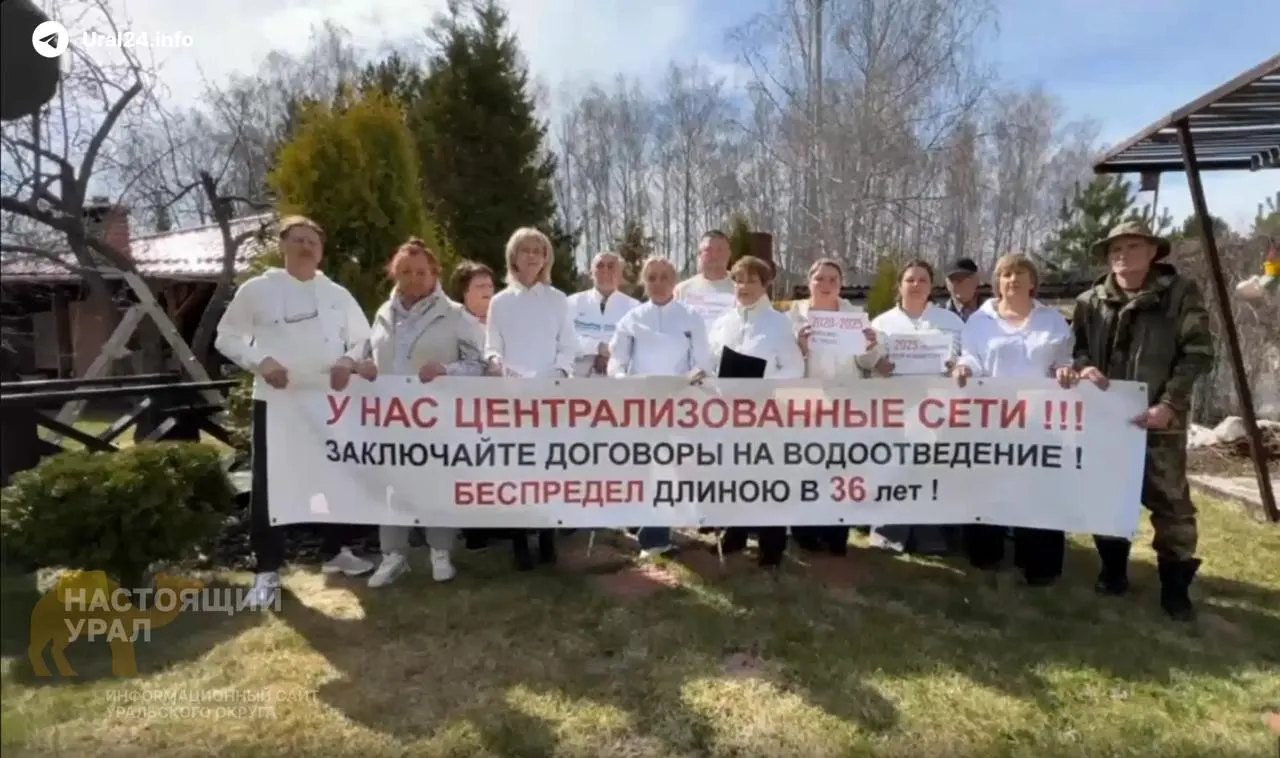 Жителям 279 домов предлагают отключить централизованную канализацию и установить септики за свой счёт после того, как власти отказались строить очистные и признали существующие сети «незаконными». Это угрожает памятнику природы «Ужовский бор» и может привести к загрязнению грунтовых вод.