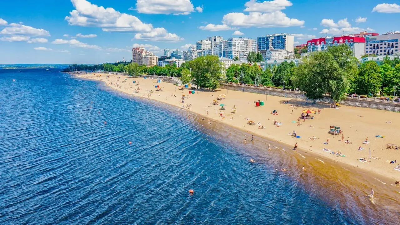 Подготовительные работы на пляжах Самары задерживаются из‑за подъёма воды в Волге — уровень около 31 м при требуемых 28,5–29 м. Купальный сезон ориентировочно начнётся в середине июня.