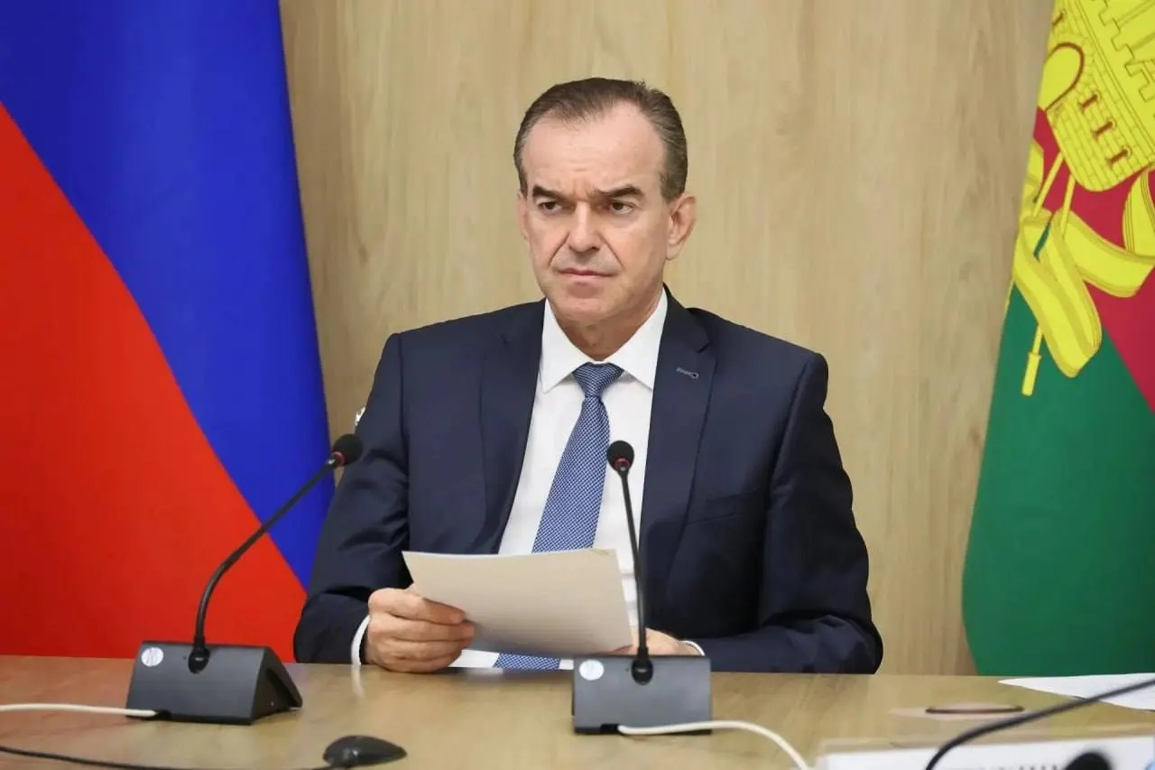 Губернатор Краснодарского края доложил вице‑премьеру о восстановлении анапских пляжей: новых выбросов мазута не зафиксировано, ведутся круглосуточные работы, завезено более 150 тыс. куб. м песка. Он просит исключить пляжи из «опасной зоны» после получения заключения Роспотребнадзора.