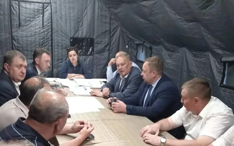 В Энгельсе рабочие обработали около двух гектаров территории дезинфицирующими средствами после прорыва канализационного коллектора. Работы по расширению скважины и ликвидации последствий продолжаются.