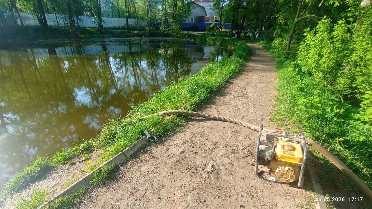Жители Ленинского района сообщают, что вода из пруда рядом с ЖК «Малиновка» используется для бетонного узла: водоём обмелел, в экосистеме могут пострадать рыбы и птицы. Люди требуют проверки законности и прекращения забора воды.
