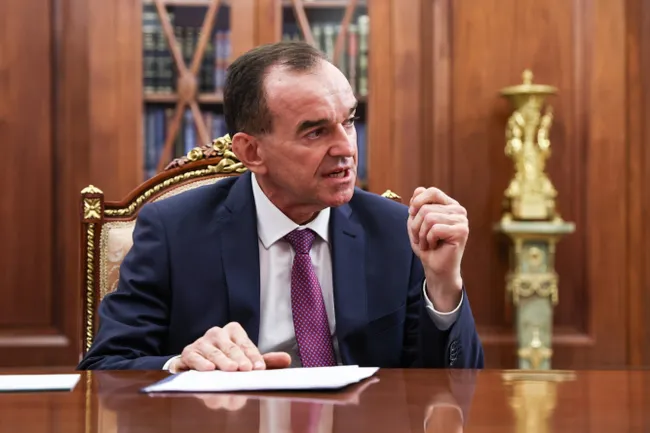 Региональный сайт разместил и затем удалил несанкционированную публикацию с «интервью» главы края, редакция утверждает, что ресурс был взломан. Публикация касалась атак дронов и последствий для Туапсе, где продолжаются пожары и экологические проблемы.