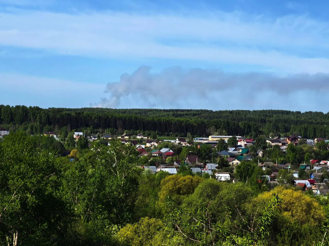 Свалка под Кунгуром в Пермском крае горит около недели. Власти заявляют о ликвидации открытого горения, но население продолжает задыхаться от токсичного дыма.