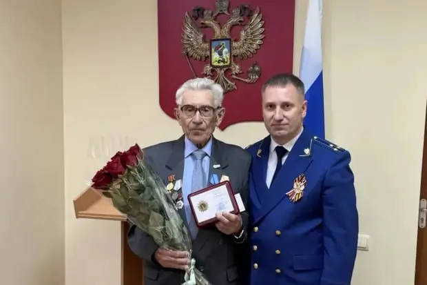 Несмотря на бюрократические сложности, люди добиваются справедливости: пенсионеру восстановили статус жителя осаждённого города, семья получила компенсацию за сорванный отдых, а пострадавшие в результате ненадлежащей медицины добились возмещения.