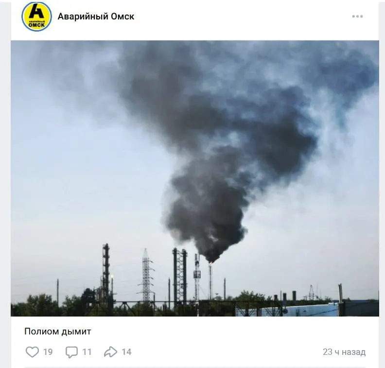 Жители жалуются на запахи и дым в районе промзоны; предприятие объясняет это плановыми сервисными работами и кратковременным включением факельной установки, мониторинг превышений не зафиксировал.