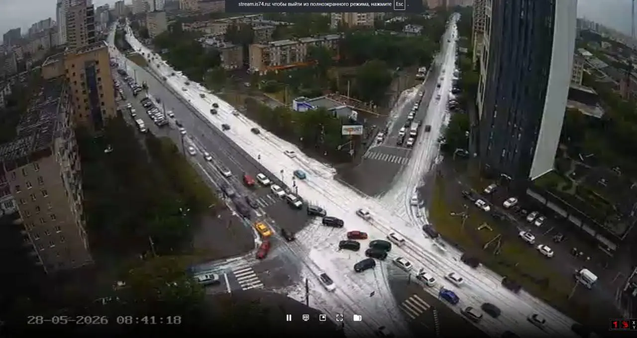 Жители сообщили о густой белой пене в нескольких районах города. В мэрии пояснили, что дороги мыли специальным шампунем, который, по их словам, безопасен для людей и автомобильных шин.