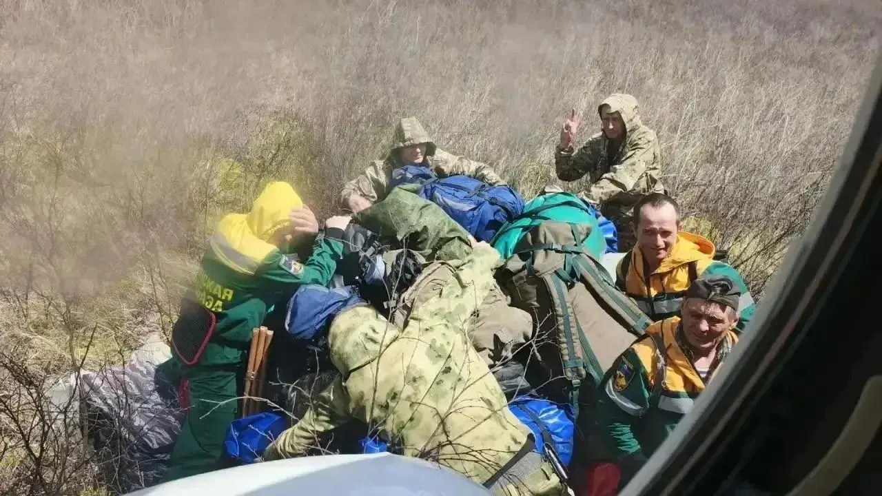 Гроза спровоцировала лесной пожар площадью примерно 30 гектаров. На тушение направили 36 пожарных‑десантников и пожарных‑парашютистов; работы по локализации продолжаются, при необходимости группировку усилят.