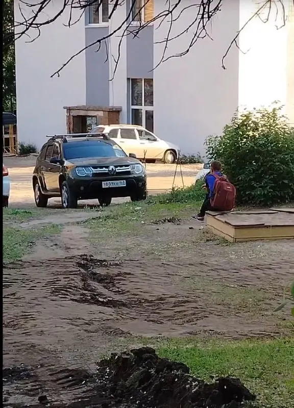 Застройщик выкупил участок за детской площадкой и возводит новостройку: от игровой зоны почти ничего не осталось, деревья уничтожены.