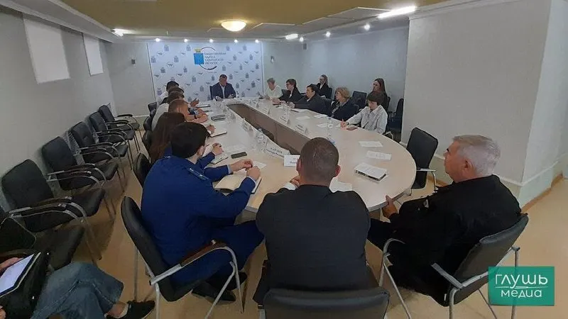 На обсуждении в Общественной палате назвали задолженность по вывозу твердых бытовых отходов — около 800 млн рублей, что эквивалентно покупке примерно 60 мусоровозов без лизинга.
