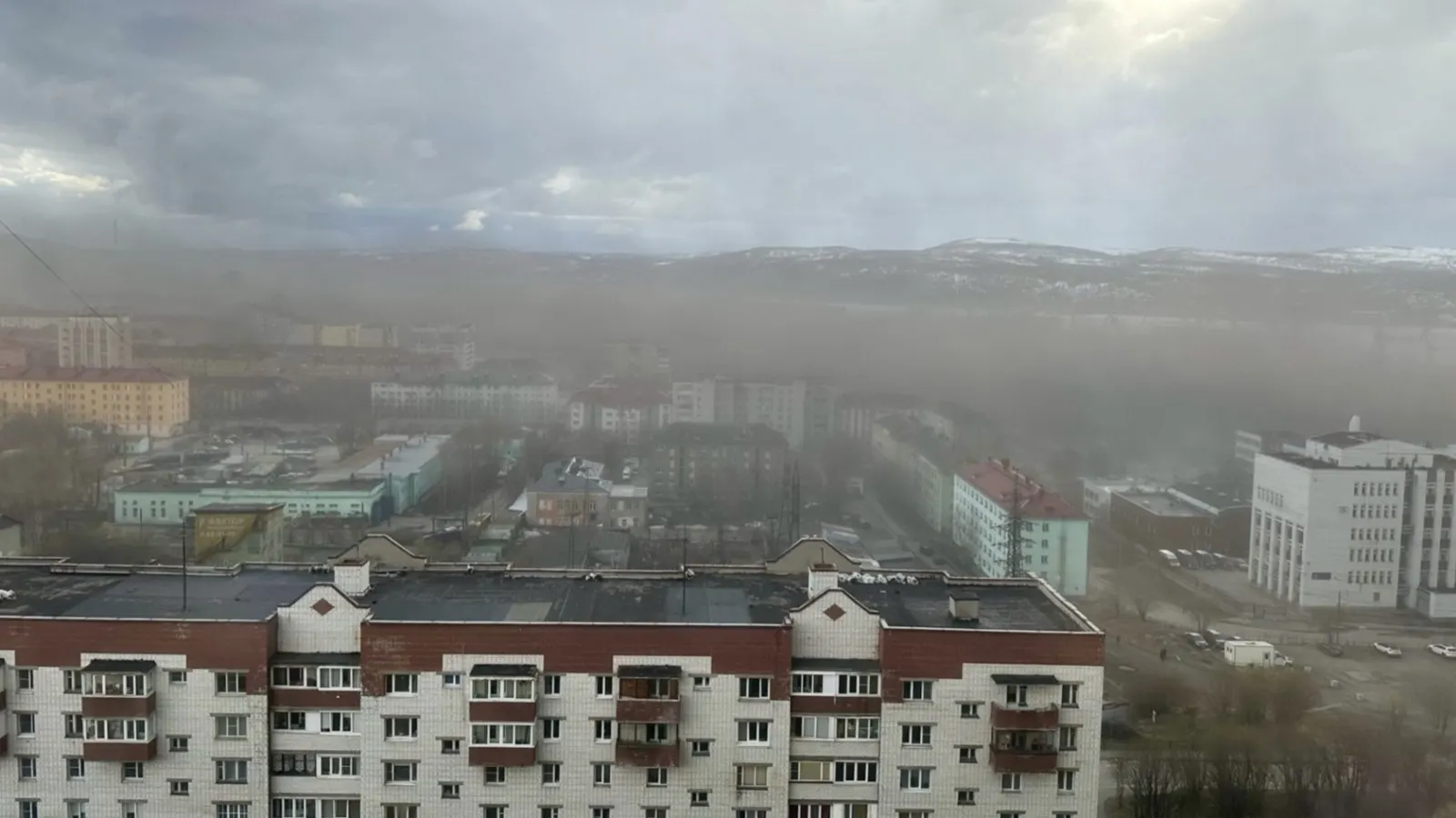 В Мурманском морском торговом порту заявили, что после жалоб на пылевую завесу 2 мая проверки не выявили превышений норм по качеству атмосферного воздуха — системы пылеподавления работали в штатном режиме.