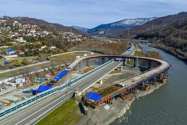Дорожники планируют выпустить молодь лососёвых, включая краснокнижную кумжу, в реку Мзымту как меру компенсации возможного ущерба экосистеме в ходе работ по обходу Адлера.