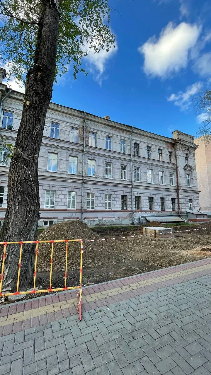 Жители заметили массовую вырубку тополей и елей у корпуса Томского политехнического университета: на месте появился забор и опалубка, возможна установка памятника в год юбилея вуза.