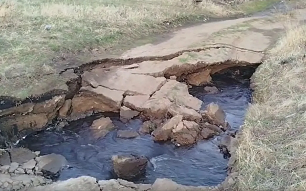 В Черновском районе в СНТ «Ручеек» талые воды и выход ключей из русла размывают участки, дорогу и плодородный слой почвы. Малой техникой проблему не устраняют — жители просят прислать тяжелую технику и привлекать федеральное финансирование.