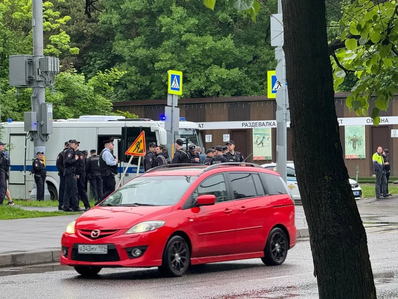 В Кунцеве полиция пришла на сбор подписей в защиту участка «Москворецкий». По предварительным данным, как минимум два человека задержаны, ещё двоих ранее оштрафовали за неповиновение полицейским.