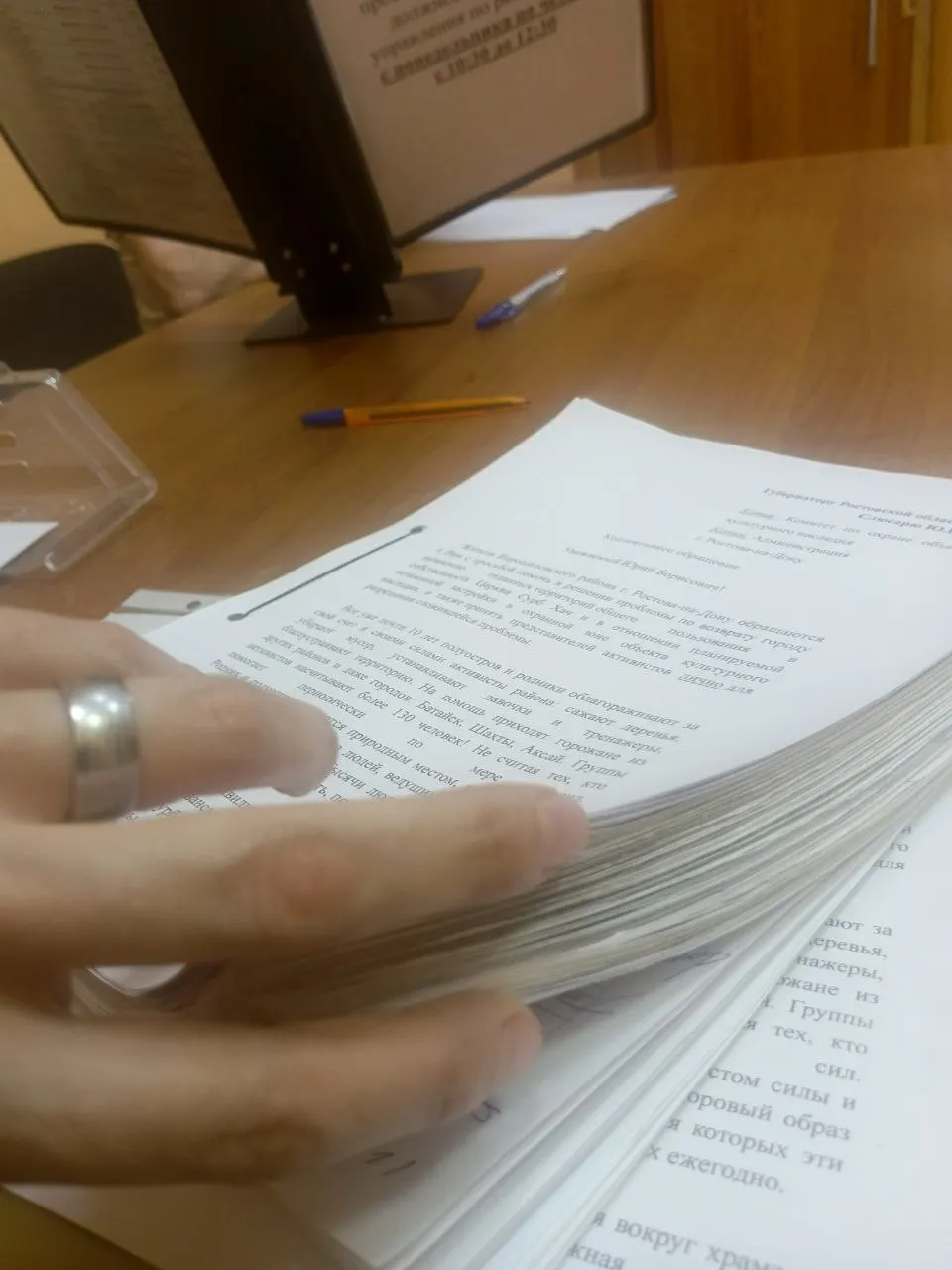 Жители Ростова-на-Дону направили коллективное письмо губернатору с требованием вернуть родник в публичную собственность и возбудить уголовное дело из‑за вырубки деревьев на территории памятника.