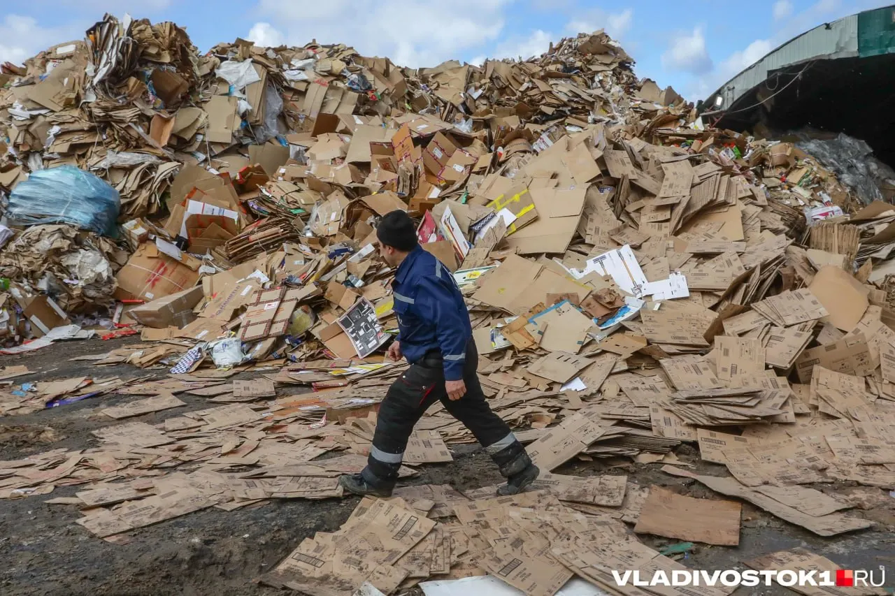 Жители оспаривают законность и пригодность участка под комплекс. Прокуратура объявила предостережение министру ЖКХ края и потребовала дополнительных изысканий, итог которых станет известен не ранее декабря 2026 года.