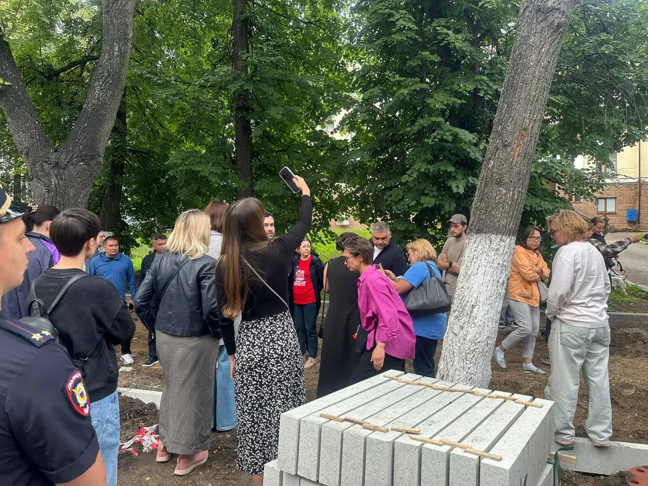 Городские власти временно остановили плановую вырубку более 50 лип в центре Уфы — после того как жители на месте потребовали доказательств их аварийности. Чиновники пообещали прояснить ситуацию до 30 июня.