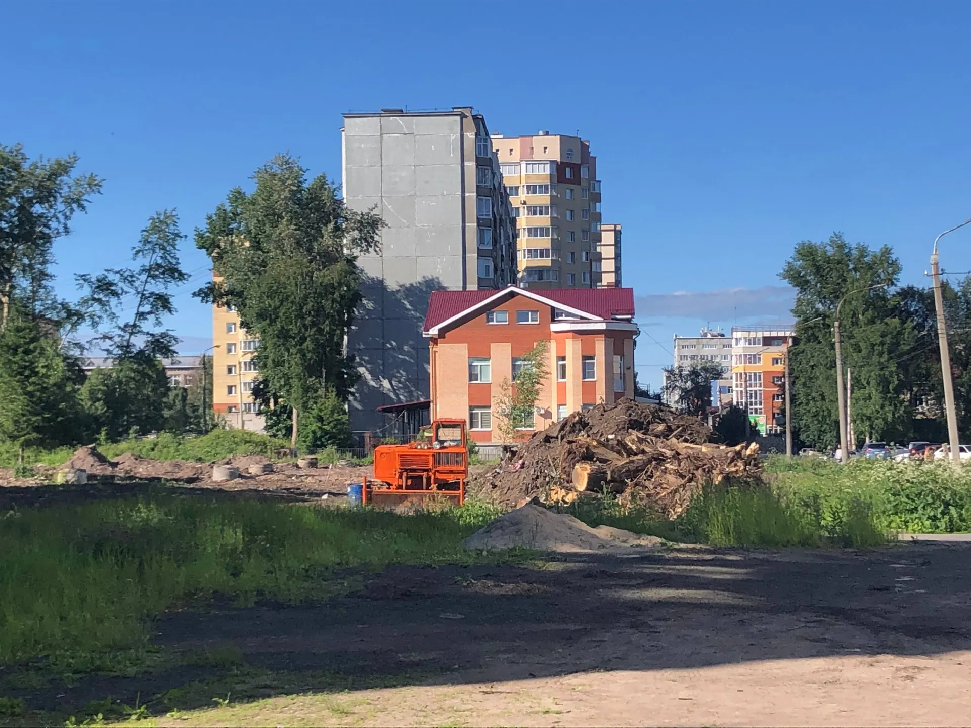 На улице Северодвинская обнаружили новую свалку порубочных остатков — ситуация ухудшает экологическое состояние района и требует вывоза отходов.