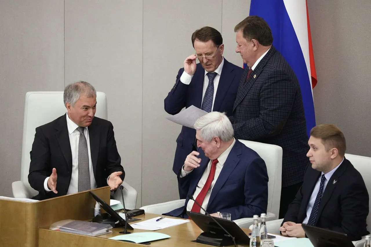 Анализ пяти резонансных законопроектов показал, что большинство голосов в комитете по экологии шли в пользу инициатив, продвигаемых девелоперскими, туристическими и добывающими интересами.