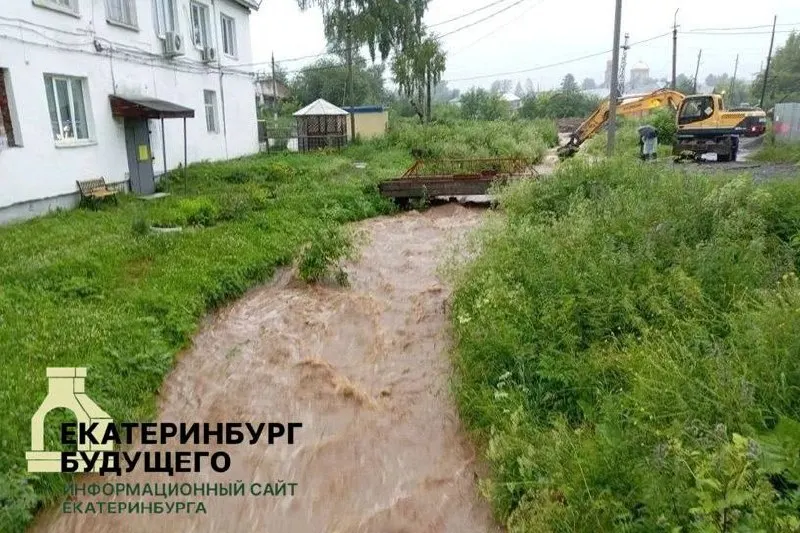 Из‑за подъёма воды подтоплено 48 жилых домов. Прокуратура начала проверку действий местных властей. Город уже сталкивался с серьёзным наводнением в 2020 году.