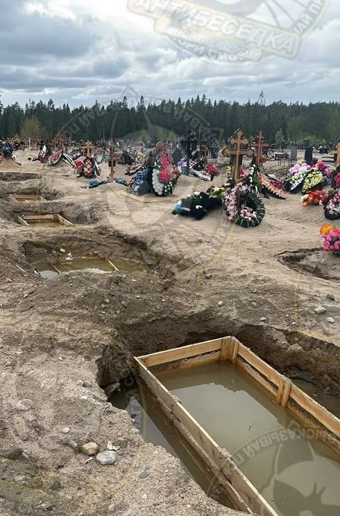 В Костомукше (Карелия) часть кладбища оказалась частично заполнена водой: могилы просели и стоят в воде. Местные связывают проблему с неправильной отсыпкой и высоким уровнем грунтовых вод.