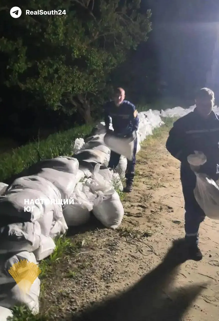 В Крымском районе Краснодарского края начата срочная эвакуация жителей хутора Урма и села Красногвардейского: после проливных дождей и подъёма воды в реке Кубань риск затопления жилых домов вырос, площадь подтопленных земель превышает 5 тыс. га.