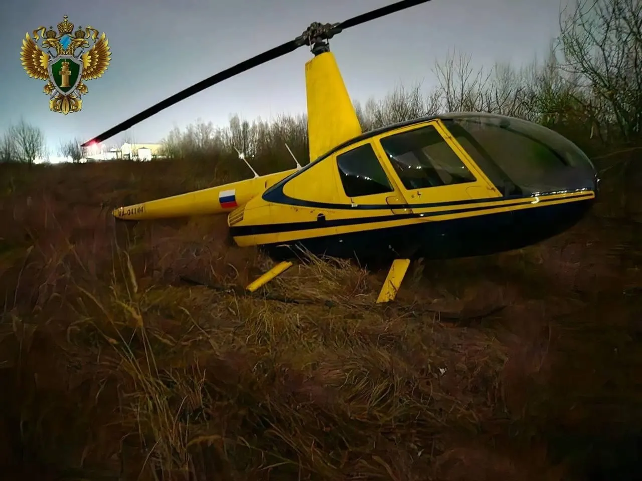 Robinson R44 с двумя людьми на борту принадлежит приморской авиакомпании «Гранат». У этой компании уже были случаи с повреждениями и опасными полётом над заповедной территорией; Росавиация временно ограничивала сертификат перевозчика, проверка завершена.