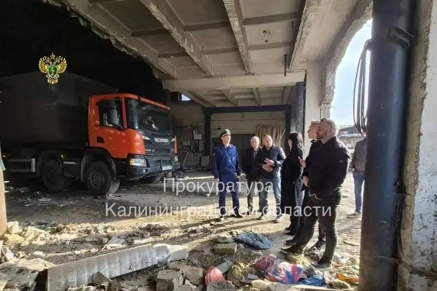 Проверка природоохранной прокуратуры на станции перегрузки отходов на ул. Туруханской выявила накопление мусора вне контейнеров, загрязнение территории строительными отходами, металлом и шинами, а также отсутствие проекта санитарно‑защитной зоны. Руководству внесено представление, устранение нарушений находится под контролем надзорного органа.