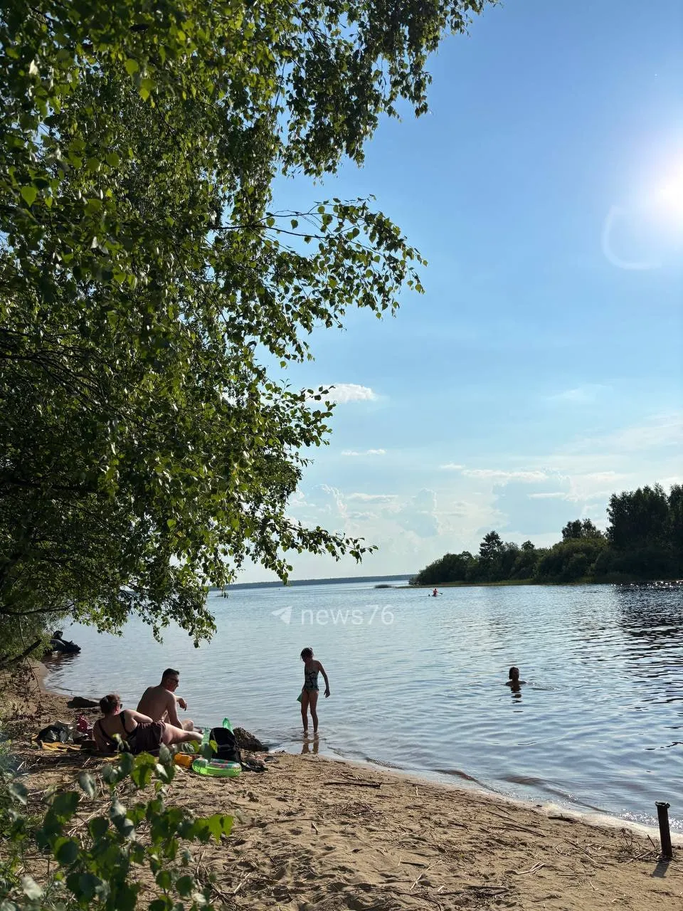 Волковский ручей, впадающий в Рыбинское водохранилище, оказался покрыт чёрным налётом — ещё вчера на берегах отдыхали десятки местных жителей.