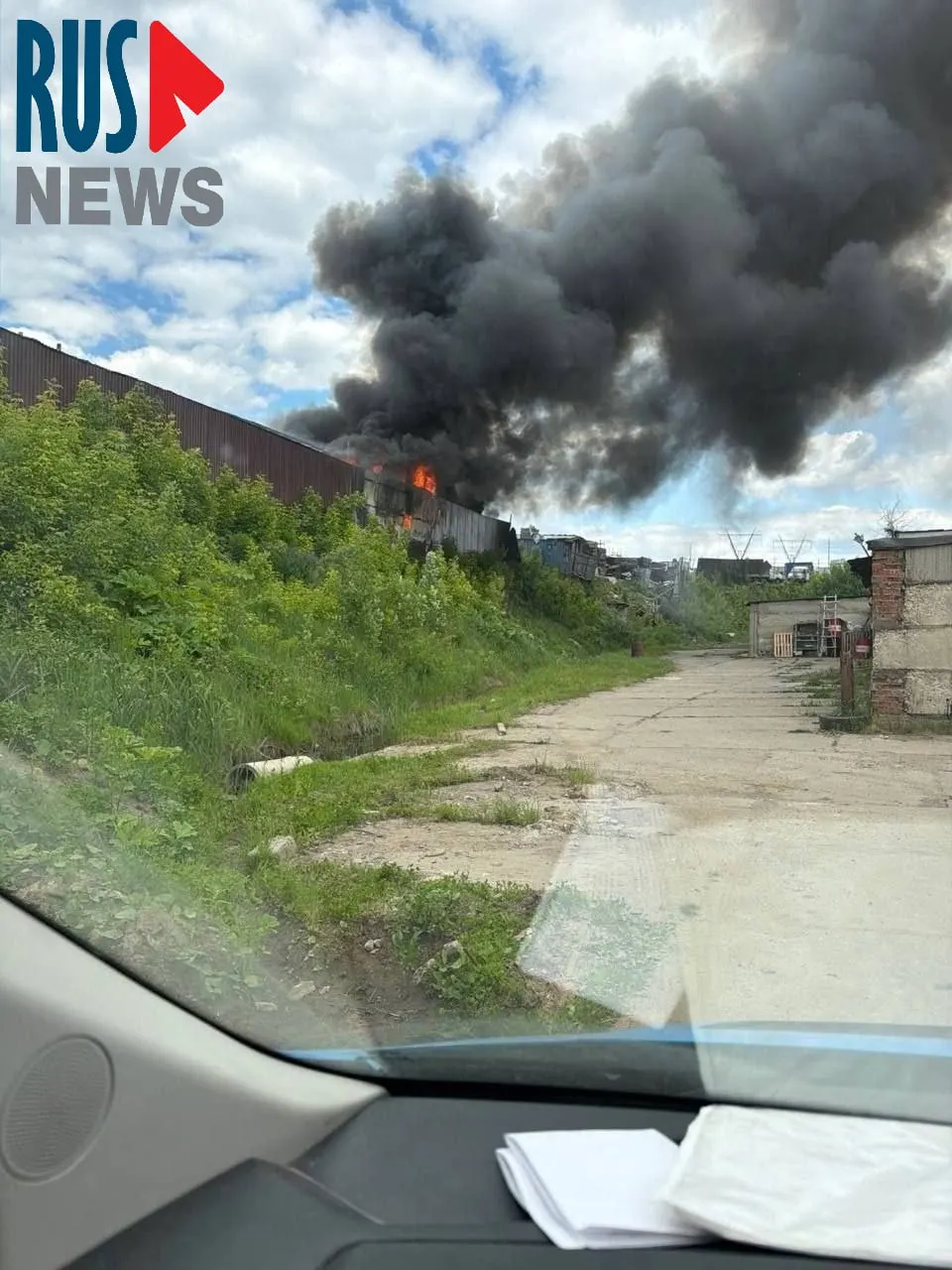 На месте бывших клубничных полей в Ленинском округе разгорелся крупный пожар: в ангарах, расположенных на незаконно захваченной территории, слышны взрывы — власти отправили экстренные службы, возбуждено дело о земельных махинациях.