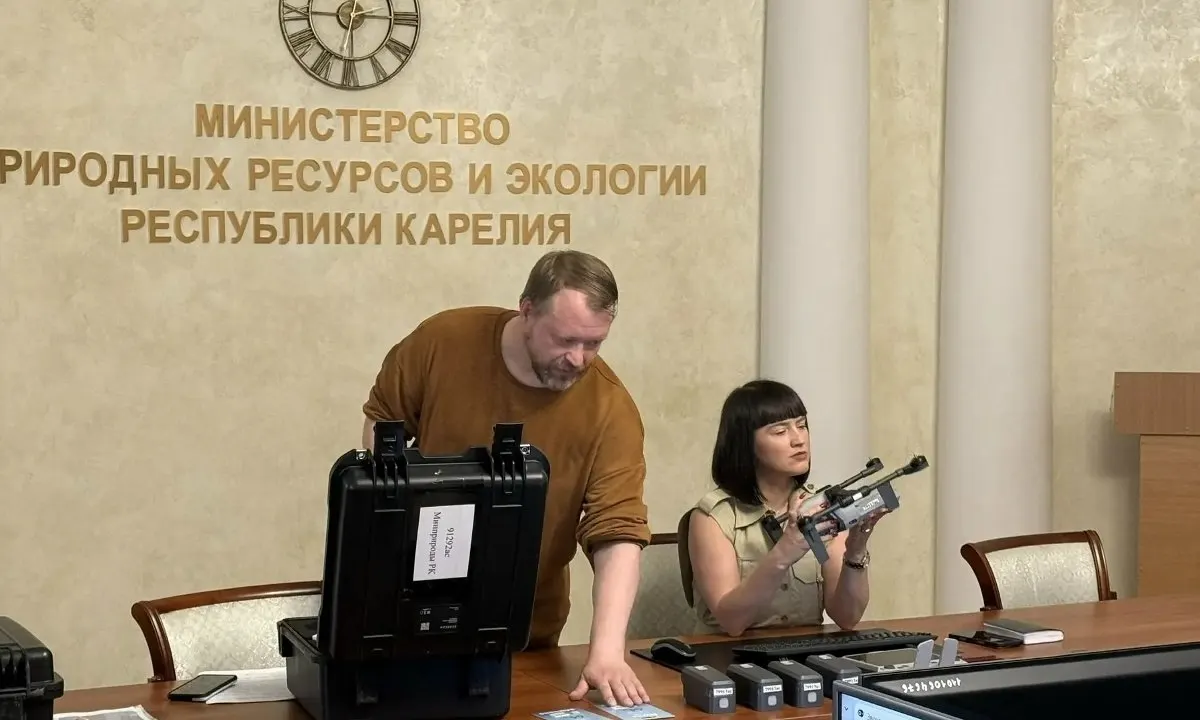 Министр природных ресурсов и экологии Карелии проходит комплексное обучение по использованию беспилотников: от предполётной подготовки до планирования миссий. В регионе уже закупили 42 БПЛА, ныне навыки получают свыше 100 сотрудников.