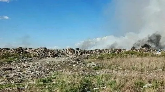 В Омской области продолжаются пожары на полигонах в Калачинске и Кормиловском районе. Глубокое тление отходов затрудняет тушение, спасатели советуют ограничить пребывание на улице.