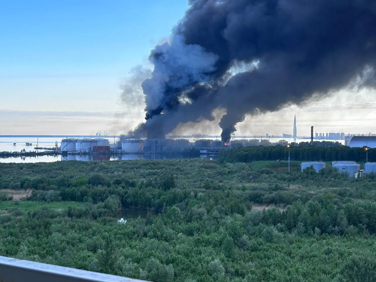 В порту Кировского района вспыхнул пожар на нефтяном терминале, который занимается хранением, переработкой и отгрузкой нефти. Информации о пострадавших и причинах возгорания пока нет.