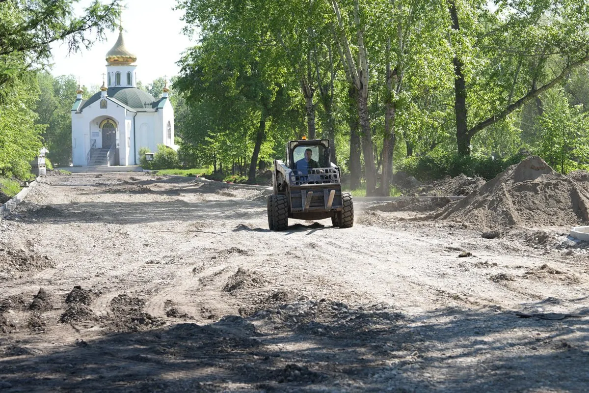 Власти распорядились, что при работах по благоустройству удалять можно только аварийные или опасные растения; все остальные должны оставаться на месте или пересаживаться, а работа подрядчиков по озеленению будет контролироваться отдельно.