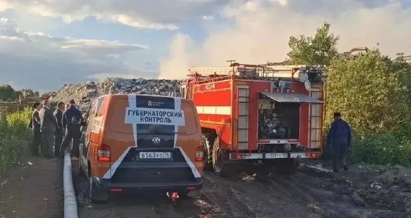 На полигоне в Ростовском округе продолжают ликвидацию пожара: на месте работают цистерны, экскаваторы и бульдозеры; потоки отходов перераспределили на соседние полигоны.