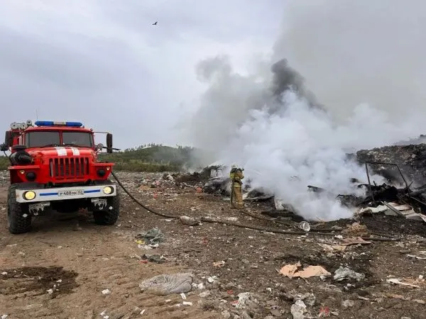 Ночью 20 июня в Тарбагатайском районе загорелся полигон твёрдых коммунальных отходов в селе Нижний Саянтуй. Региональный оператор приостановил приём мусора — огонь подошёл близко к пригородным посёлкам.
